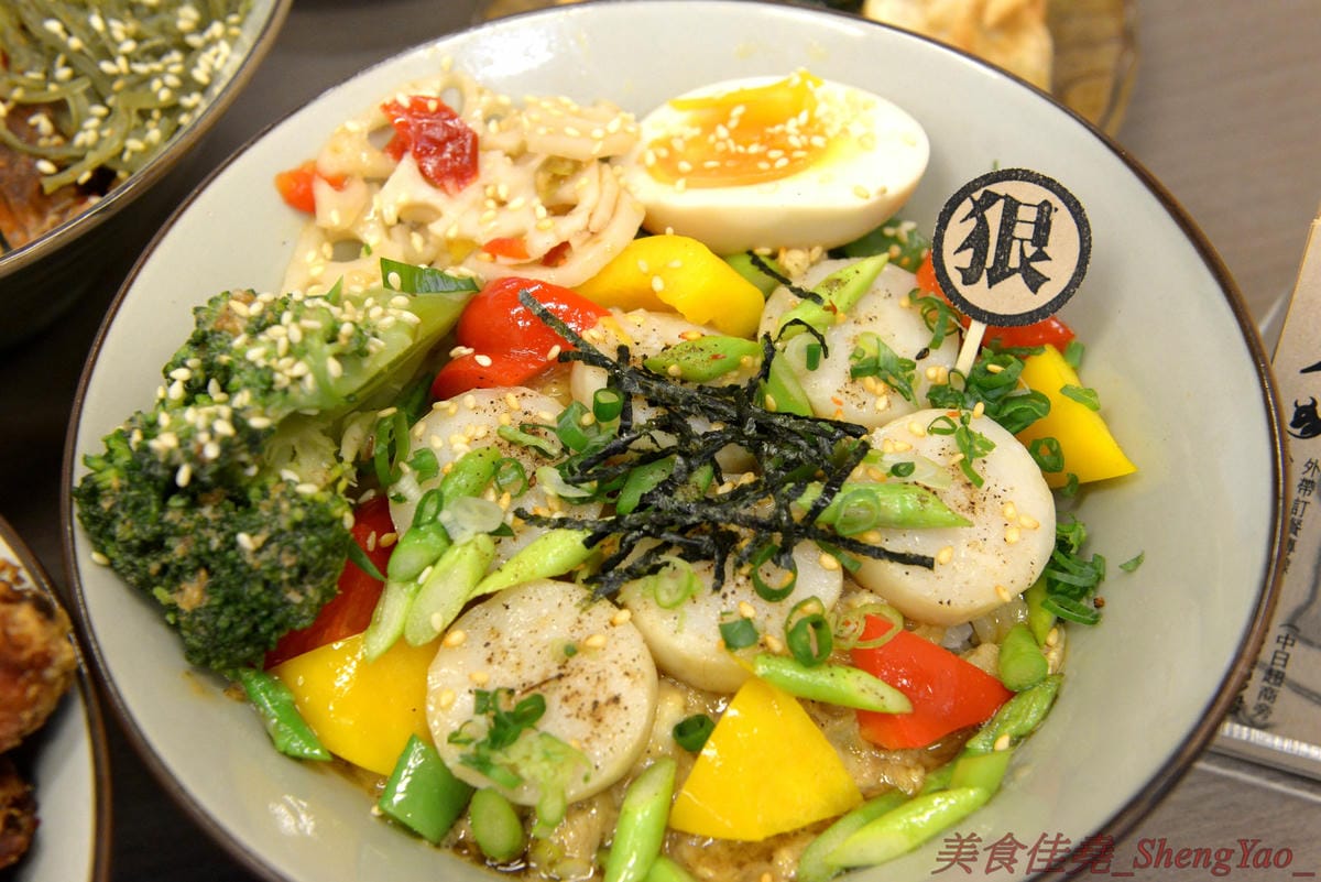[台中太平]狠牛 丼飯專賣店 – 台中太平超平價的丼飯專賣店,丼飯除了主菜還會附上兩到三樣精緻日式小菜,口味相當不錯,價格幾乎都只要百元左右,C/P值破表,大推牛丼和無骨雞腿排丼。(文末有讀
