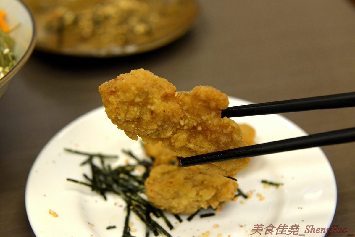 [台中太平]狠牛 丼飯專賣店 – 台中太平超平價的丼飯專賣店,丼飯除了主菜還會附上兩到三樣精緻日式小菜,口味相當不錯,價格幾乎都只要百元左右,C/P值破表,大推牛丼和無骨雞腿排丼。(文末有讀