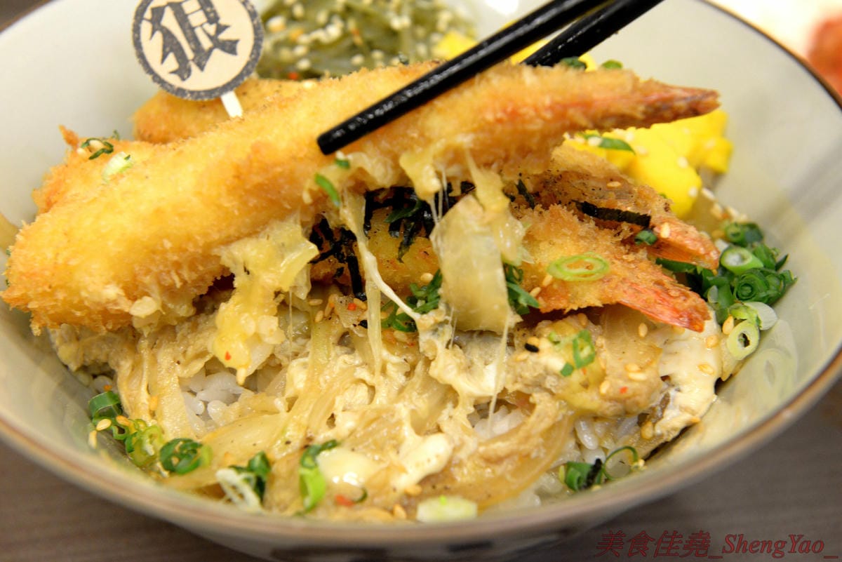 [台中太平]狠牛 丼飯專賣店 – 台中太平超平價的丼飯專賣店,丼飯除了主菜還會附上兩到三樣精緻日式小菜,口味相當不錯,價格幾乎都只要百元左右,C/P值破表,大推牛丼和無骨雞腿排丼。(文末有讀
