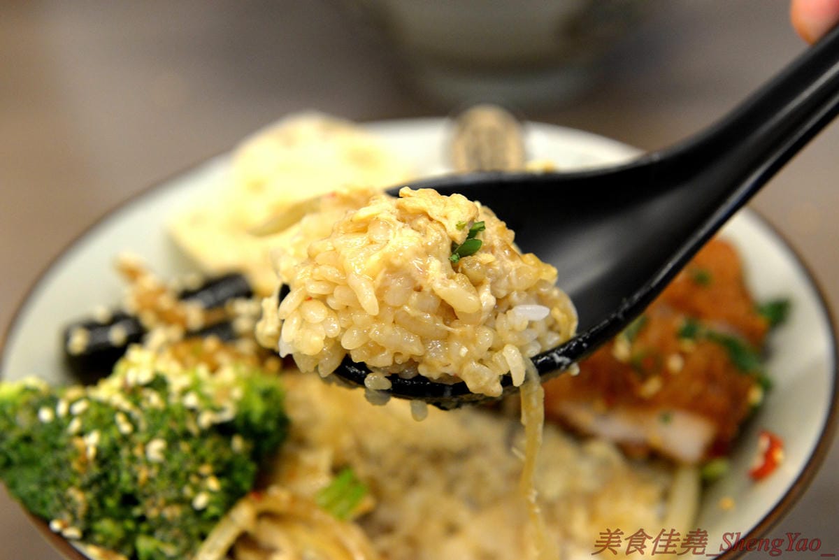 [台中太平]狠牛 丼飯專賣店 – 台中太平超平價的丼飯專賣店,丼飯除了主菜還會附上兩到三樣精緻日式小菜,口味相當不錯,價格幾乎都只要百元左右,C/P值破表,大推牛丼和無骨雞腿排丼。(文末有讀