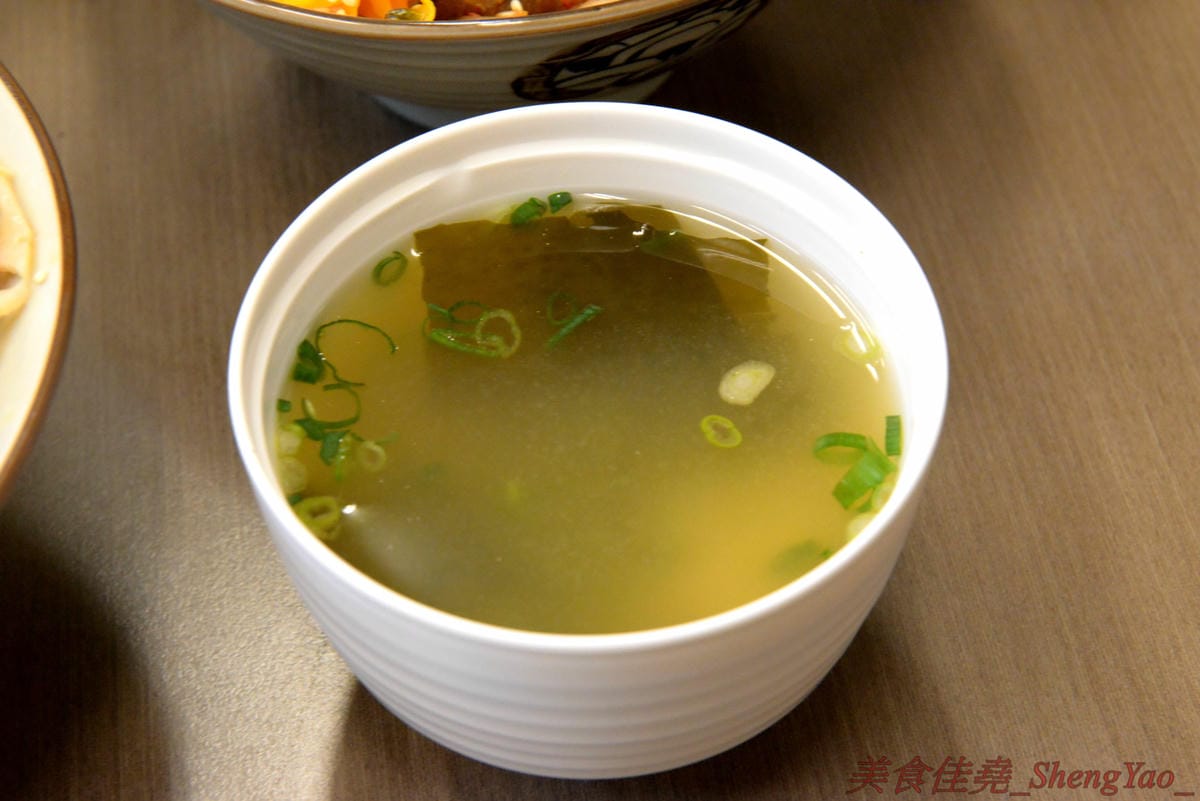 [台中太平]狠牛 丼飯專賣店 – 台中太平超平價的丼飯專賣店,丼飯除了主菜還會附上兩到三樣精緻日式小菜,口味相當不錯,價格幾乎都只要百元左右,C/P值破表,大推牛丼和無骨雞腿排丼。(文末有讀