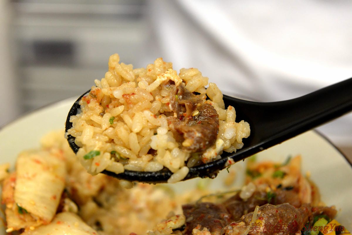 [台中太平]狠牛 丼飯專賣店 – 台中太平超平價的丼飯專賣店,丼飯除了主菜還會附上兩到三樣精緻日式小菜,口味相當不錯,價格幾乎都只要百元左右,C/P值破表,大推牛丼和無骨雞腿排丼。(文末有讀