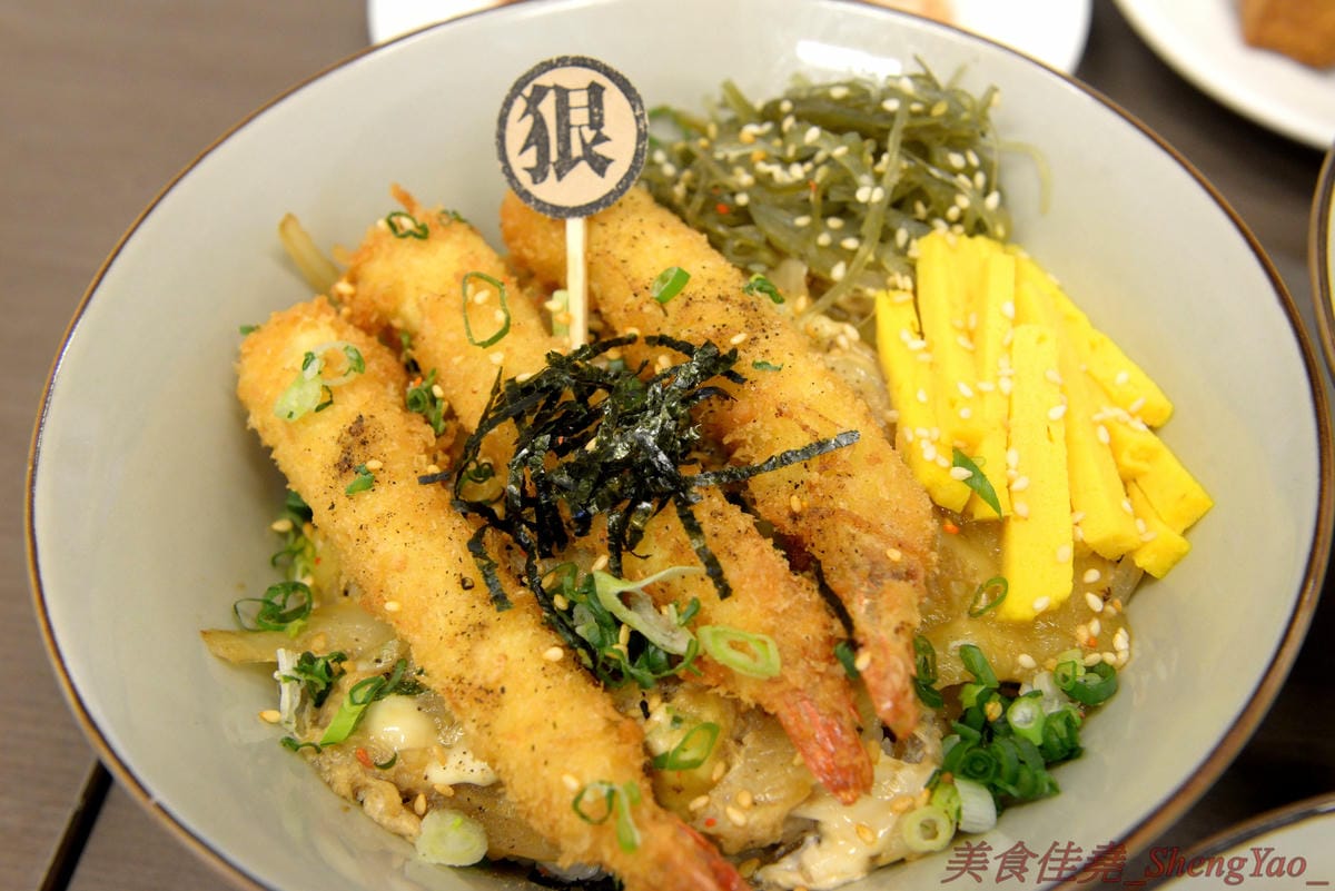 [台中太平]狠牛 丼飯專賣店 – 台中太平超平價的丼飯專賣店,丼飯除了主菜還會附上兩到三樣精緻日式小菜,口味相當不錯,價格幾乎都只要百元左右,C/P值破表,大推牛丼和無骨雞腿排丼。(文末有讀