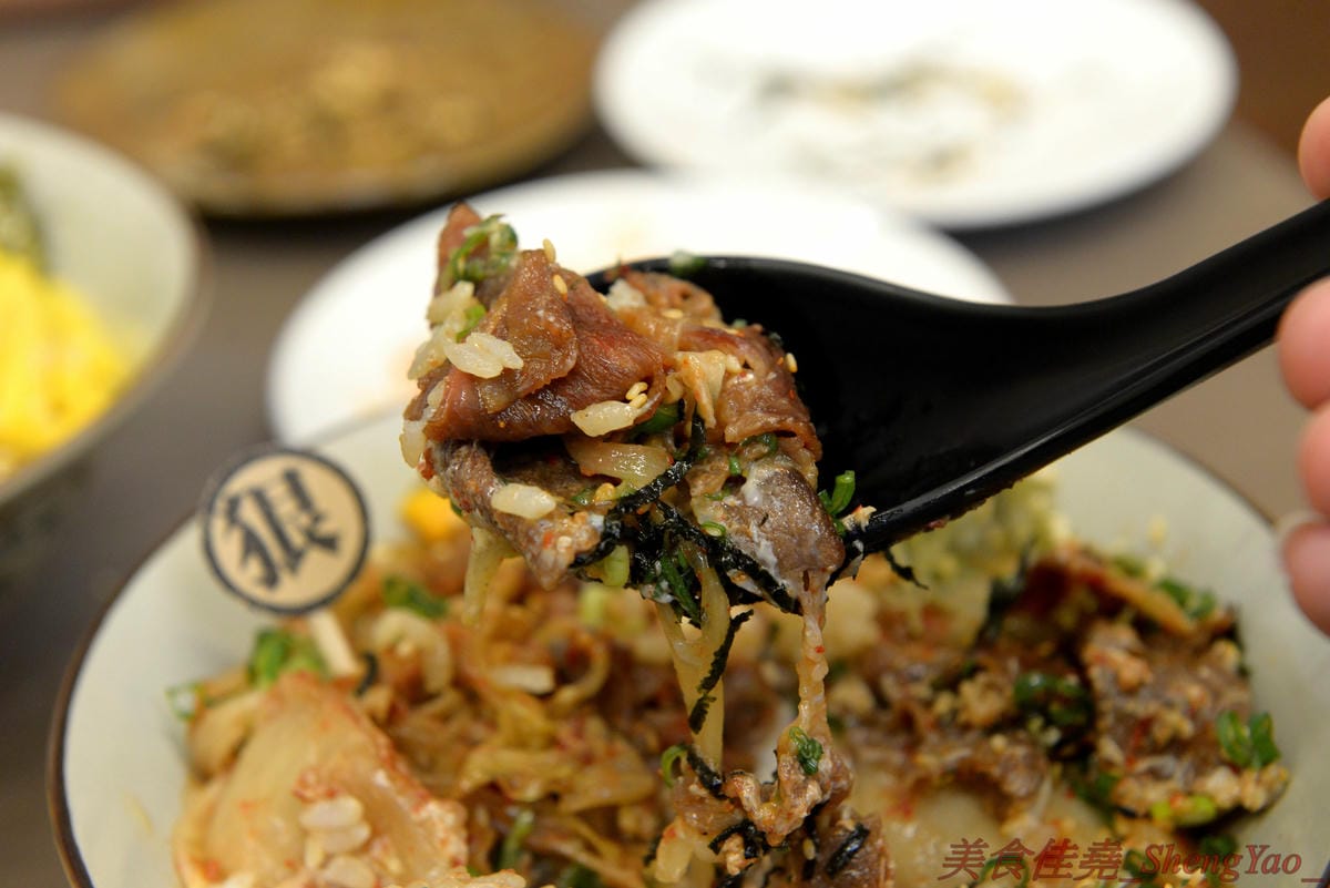 [台中太平]狠牛 丼飯專賣店 – 台中太平超平價的丼飯專賣店,丼飯除了主菜還會附上兩到三樣精緻日式小菜,口味相當不錯,價格幾乎都只要百元左右,C/P值破表,大推牛丼和無骨雞腿排丼。(文末有讀