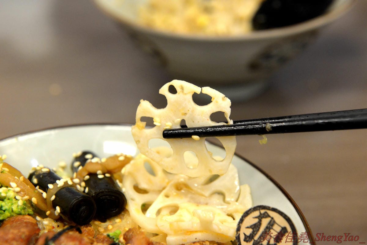 [台中太平]狠牛 丼飯專賣店 – 台中太平超平價的丼飯專賣店,丼飯除了主菜還會附上兩到三樣精緻日式小菜,口味相當不錯,價格幾乎都只要百元左右,C/P值破表,大推牛丼和無骨雞腿排丼。(文末有讀