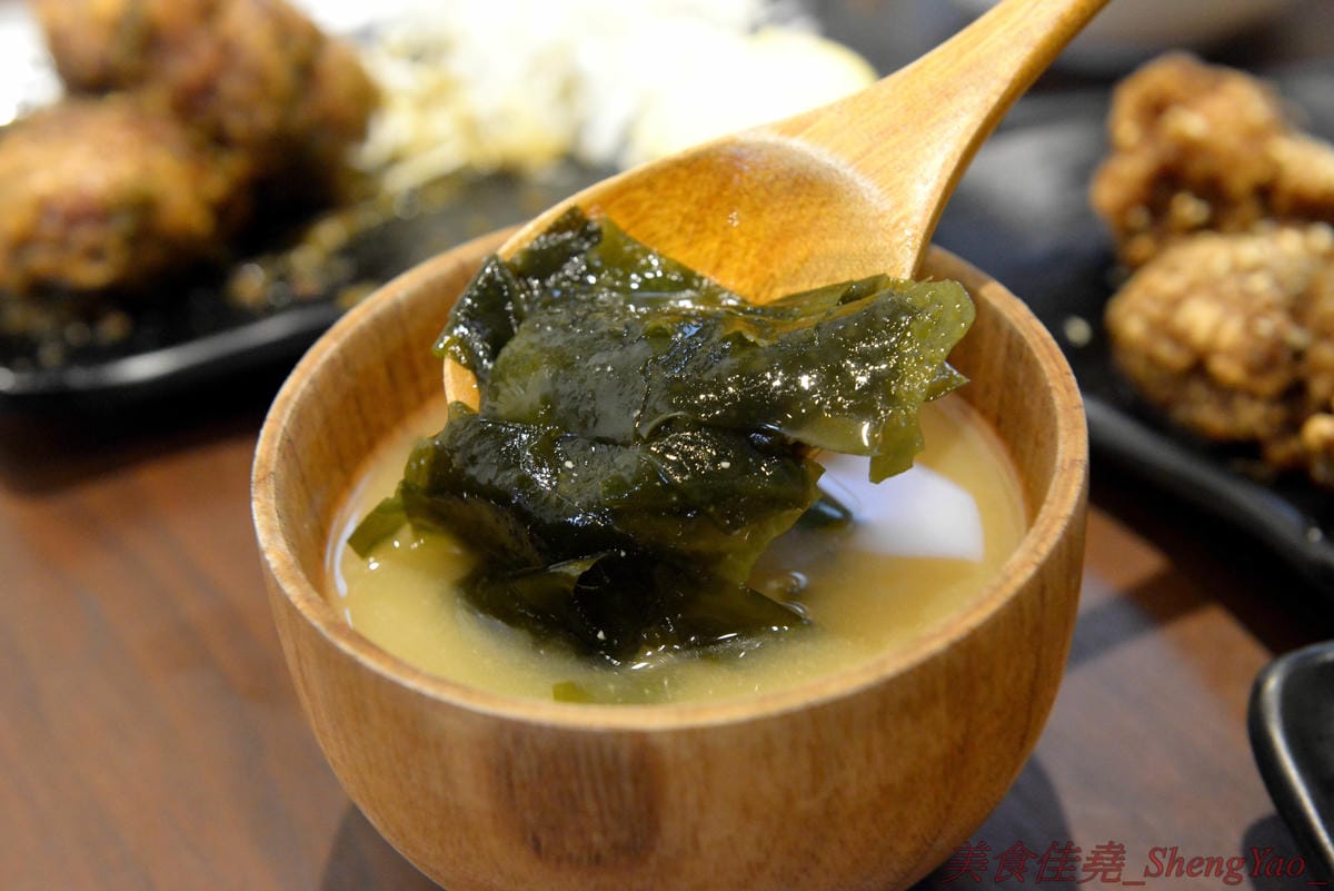[台中南屯]KOROKARA – 台中罕見的風味日式炸雞專賣店,特選去骨雞腿肉搭配主廚秘製特調醬汁,五種不同口味炸雞各有特色,超級好吃且不油膩,價格不貴,大推油淋雞風味炸雞、名古屋雞翅風味炸雞。