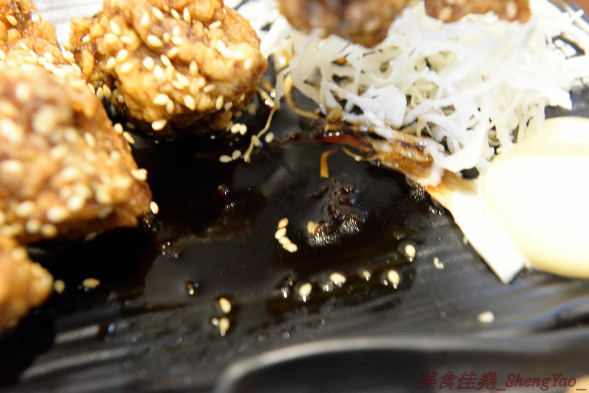 [台中南屯]KOROKARA – 台中罕見的風味日式炸雞專賣店,特選去骨雞腿肉搭配主廚秘製特調醬汁,五種不同口味炸雞各有特色,超級好吃且不油膩,價格不貴,大推油淋雞風味炸雞、名古屋雞翅風味炸雞。