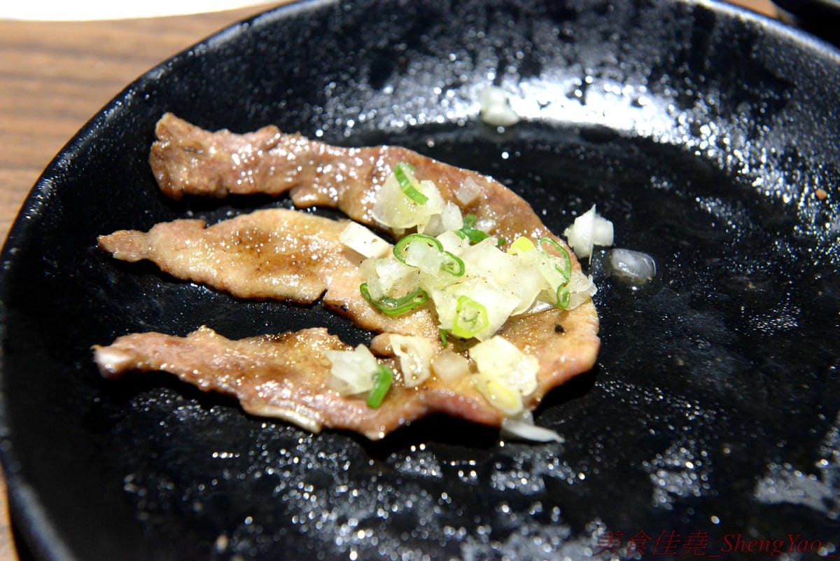 [台中沙鹿]炭火燒肉工房 沙鹿店 – 海線燒烤吃到飽餐廳又一新生力軍,免服務費,500元就能享有50種左右的肉類海鮮食材吃到飽,食材新鮮、肉品份量給得大方、送肉速度頗快、店員服務態度積極,正