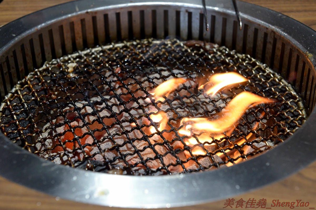 [台中沙鹿]炭火燒肉工房 沙鹿店 – 海線燒烤吃到飽餐廳又一新生力軍,免服務費,500元就能享有50種左右的肉類海鮮食材吃到飽,食材新鮮、肉品份量給得大方、送肉速度頗快、店員服務態度積極,正
