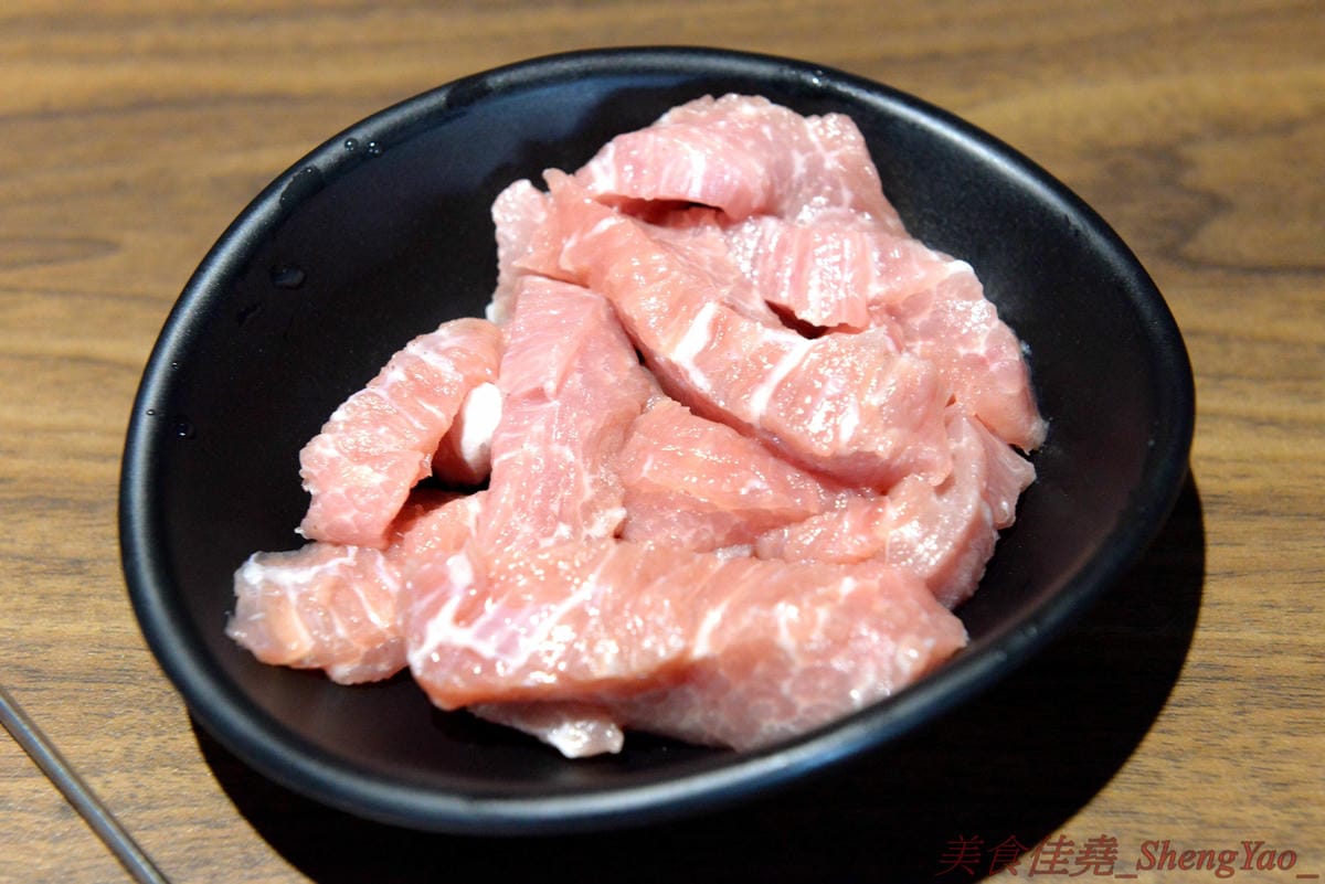 [台中沙鹿]炭火燒肉工房 沙鹿店 – 海線燒烤吃到飽餐廳又一新生力軍,免服務費,500元就能享有50種左右的肉類海鮮食材吃到飽,食材新鮮、肉品份量給得大方、送肉速度頗快、店員服務態度積極,正