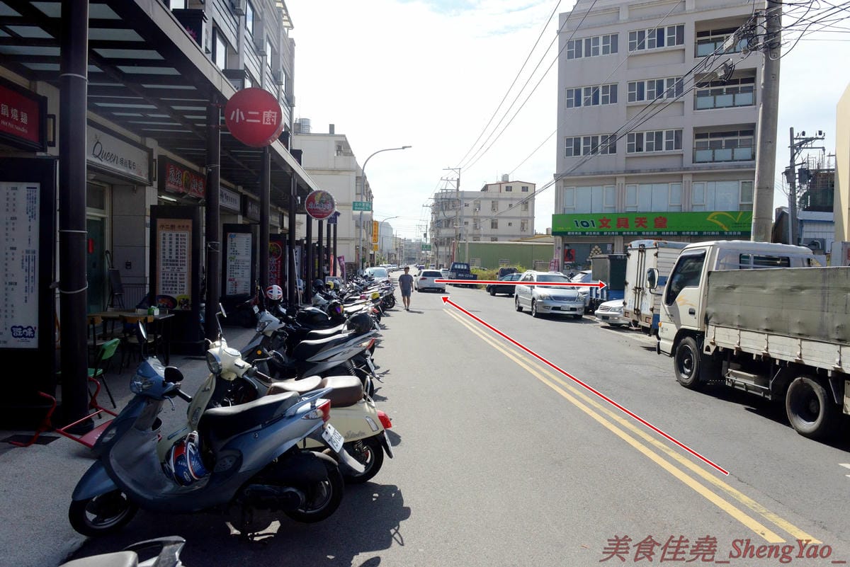 [台中沙鹿]炭火燒肉工房 沙鹿店 – 海線燒烤吃到飽餐廳又一新生力軍,免服務費,500元就能享有50種左右的肉類海鮮食材吃到飽,食材新鮮、肉品份量給得大方、送肉速度頗快、店員服務態度積極,正