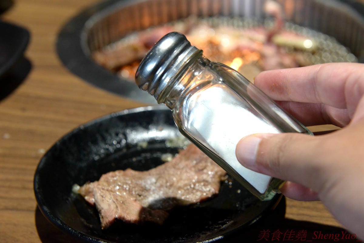 [台中沙鹿]炭火燒肉工房 沙鹿店 – 海線燒烤吃到飽餐廳又一新生力軍,免服務費,500元就能享有50種左右的肉類海鮮食材吃到飽,食材新鮮、肉品份量給得大方、送肉速度頗快、店員服務態度積極,正