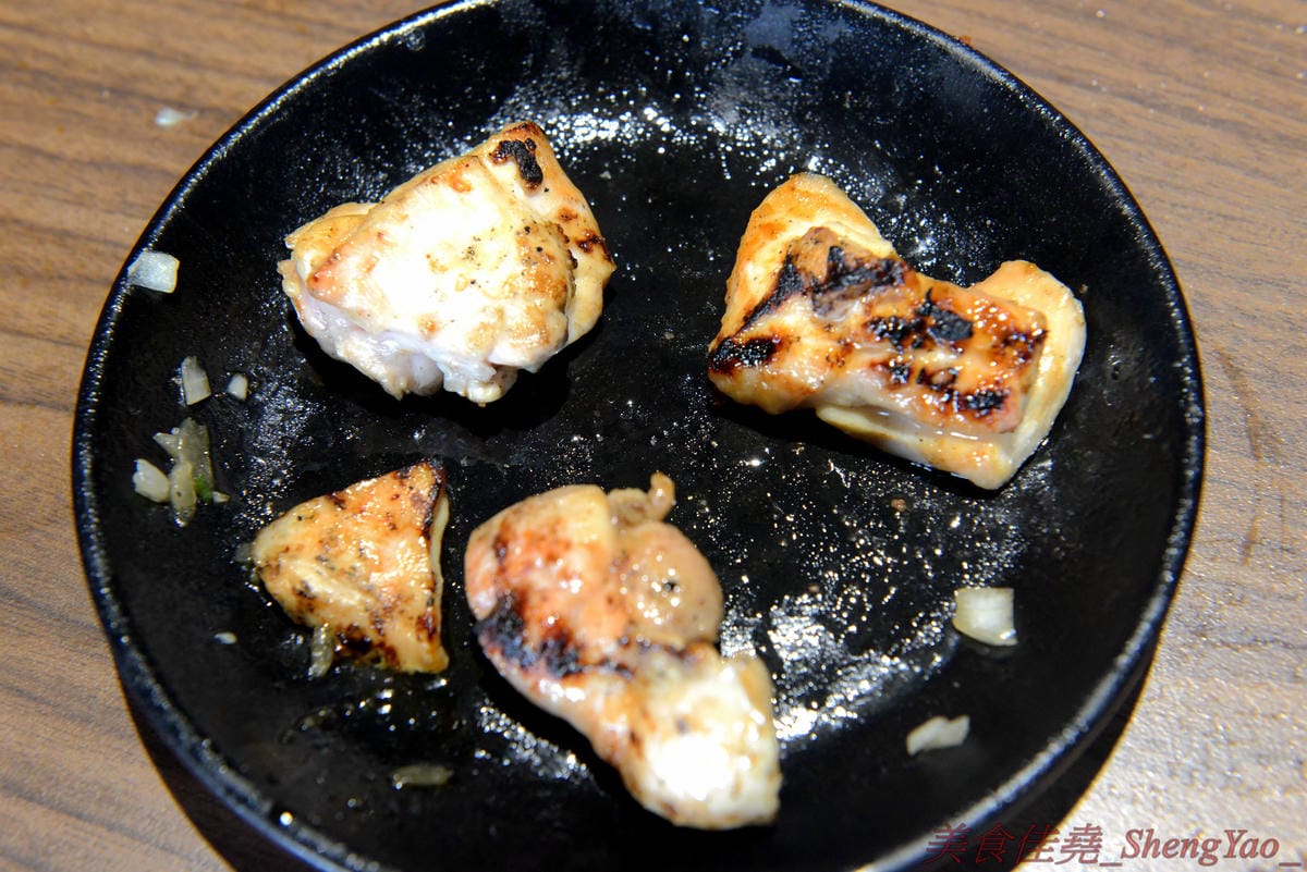 [台中沙鹿]炭火燒肉工房 沙鹿店 – 海線燒烤吃到飽餐廳又一新生力軍,免服務費,500元就能享有50種左右的肉類海鮮食材吃到飽,食材新鮮、肉品份量給得大方、送肉速度頗快、店員服務態度積極,正