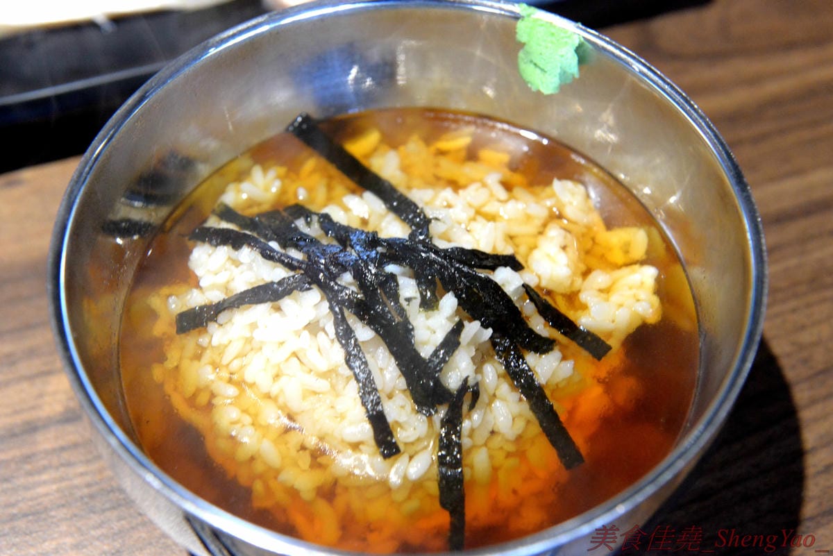 [台中沙鹿]炭火燒肉工房 沙鹿店 – 海線燒烤吃到飽餐廳又一新生力軍,免服務費,500元就能享有50種左右的肉類海鮮食材吃到飽,食材新鮮、肉品份量給得大方、送肉速度頗快、店員服務態度積極,正