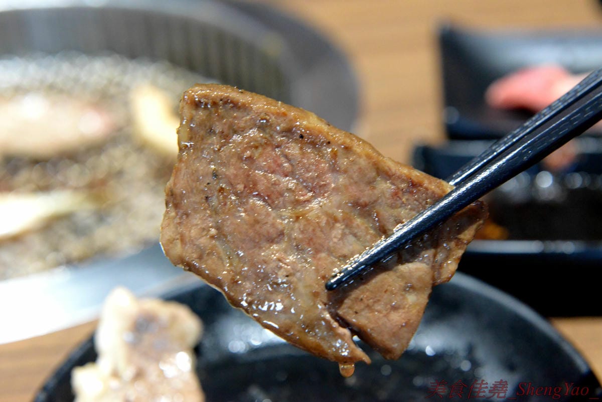 [台中沙鹿]炭火燒肉工房 沙鹿店 – 海線燒烤吃到飽餐廳又一新生力軍,免服務費,500元就能享有50種左右的肉類海鮮食材吃到飽,食材新鮮、肉品份量給得大方、送肉速度頗快、店員服務態度積極,正