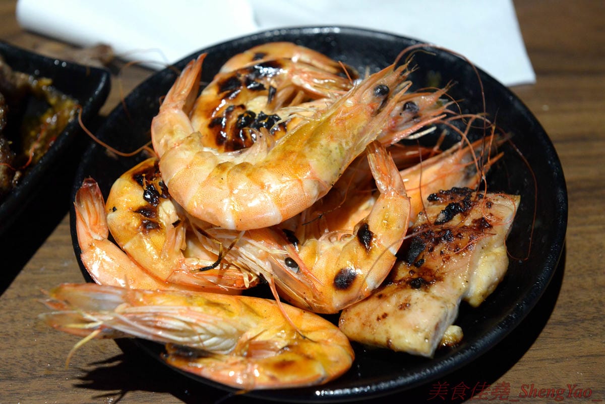 [台中沙鹿]炭火燒肉工房 沙鹿店 – 海線燒烤吃到飽餐廳又一新生力軍,免服務費,500元就能享有50種左右的肉類海鮮食材吃到飽,食材新鮮、肉品份量給得大方、送肉速度頗快、店員服務態度積極,正