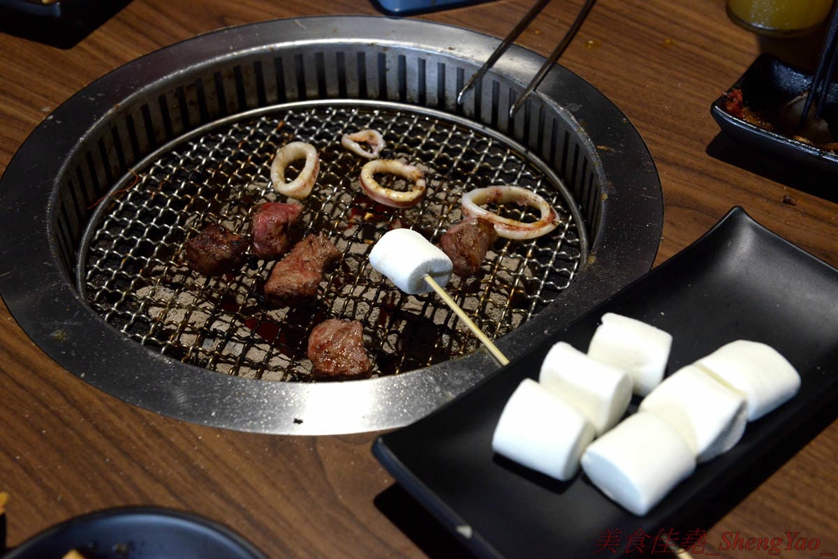 [台中沙鹿]炭火燒肉工房 沙鹿店 – 海線燒烤吃到飽餐廳又一新生力軍,免服務費,500元就能享有50種左右的肉類海鮮食材吃到飽,食材新鮮、肉品份量給得大方、送肉速度頗快、店員服務態度積極,正