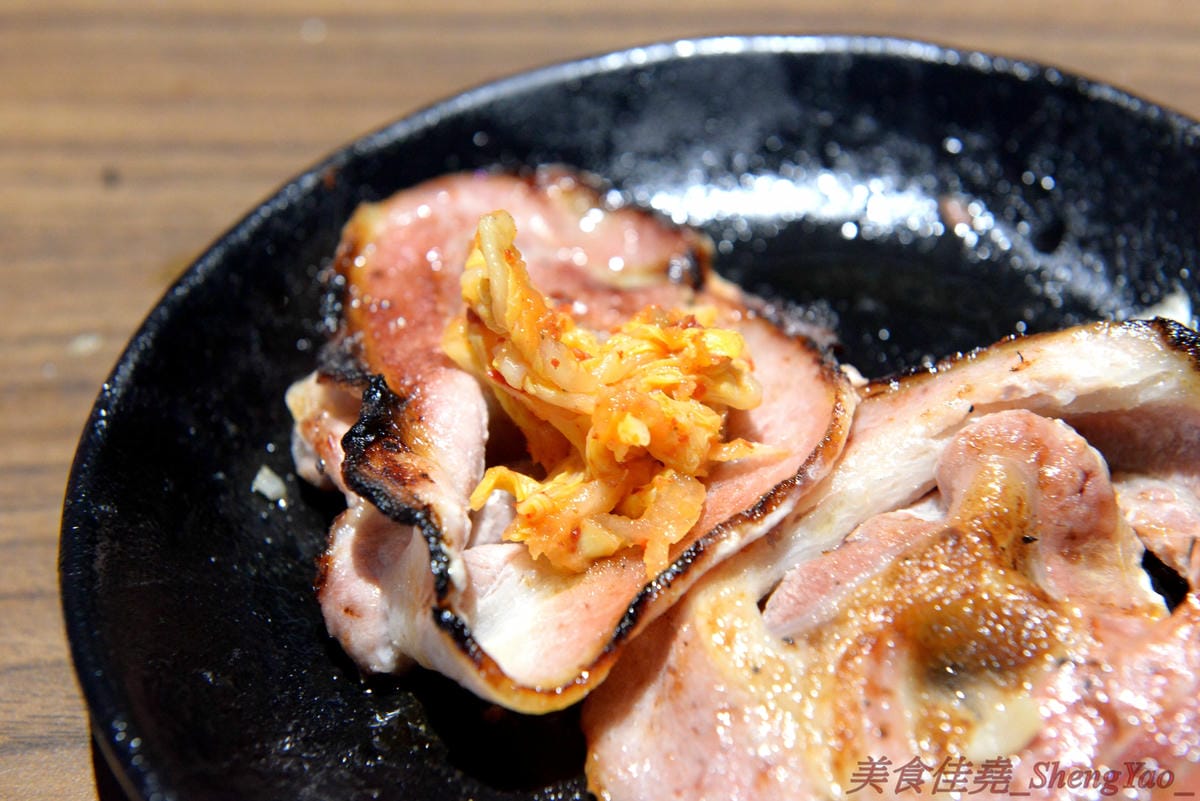 [台中沙鹿]炭火燒肉工房 沙鹿店 – 海線燒烤吃到飽餐廳又一新生力軍,免服務費,500元就能享有50種左右的肉類海鮮食材吃到飽,食材新鮮、肉品份量給得大方、送肉速度頗快、店員服務態度積極,正