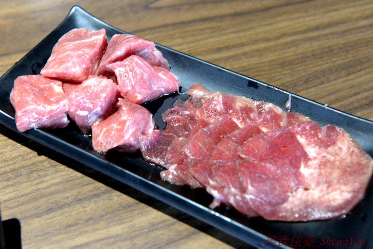[台中沙鹿]炭火燒肉工房 沙鹿店 – 海線燒烤吃到飽餐廳又一新生力軍,免服務費,500元就能享有50種左右的肉類海鮮食材吃到飽,食材新鮮、肉品份量給得大方、送肉速度頗快、店員服務態度積極,正
