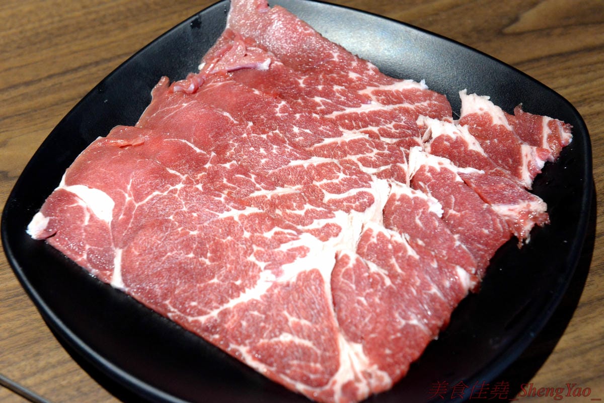 [台中沙鹿]炭火燒肉工房 沙鹿店 – 海線燒烤吃到飽餐廳又一新生力軍,免服務費,500元就能享有50種左右的肉類海鮮食材吃到飽,食材新鮮、肉品份量給得大方、送肉速度頗快、店員服務態度積極,正