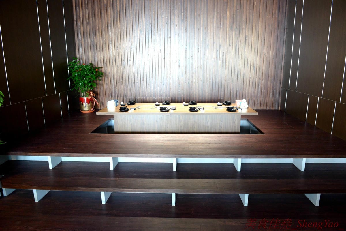 [台中沙鹿]炭火燒肉工房 沙鹿店 – 海線燒烤吃到飽餐廳又一新生力軍,免服務費,500元就能享有50種左右的肉類海鮮食材吃到飽,食材新鮮、肉品份量給得大方、送肉速度頗快、店員服務態度積極,正