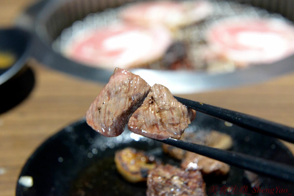 [台中沙鹿]炭火燒肉工房 沙鹿店 – 海線燒烤吃到飽餐廳又一新生力軍,免服務費,500元就能享有50種左右的肉類海鮮食材吃到飽,食材新鮮、肉品份量給得大方、送肉速度頗快、店員服務態度積極,正