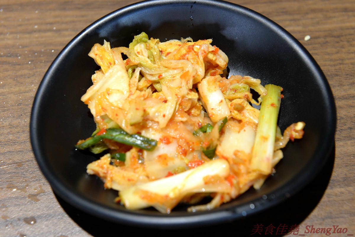 [台中沙鹿]炭火燒肉工房 沙鹿店 – 海線燒烤吃到飽餐廳又一新生力軍,免服務費,500元就能享有50種左右的肉類海鮮食材吃到飽,食材新鮮、肉品份量給得大方、送肉速度頗快、店員服務態度積極,正