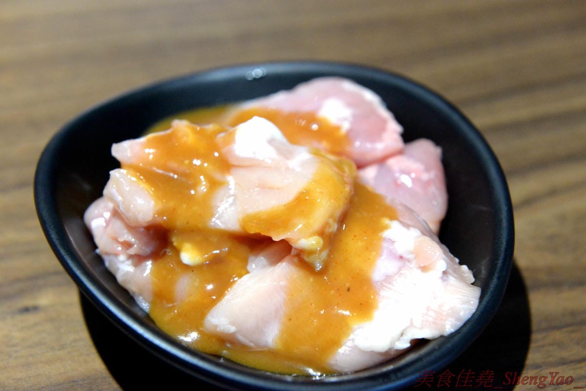 [台中沙鹿]炭火燒肉工房 沙鹿店 – 海線燒烤吃到飽餐廳又一新生力軍,免服務費,500元就能享有50種左右的肉類海鮮食材吃到飽,食材新鮮、肉品份量給得大方、送肉速度頗快、店員服務態度積極,正