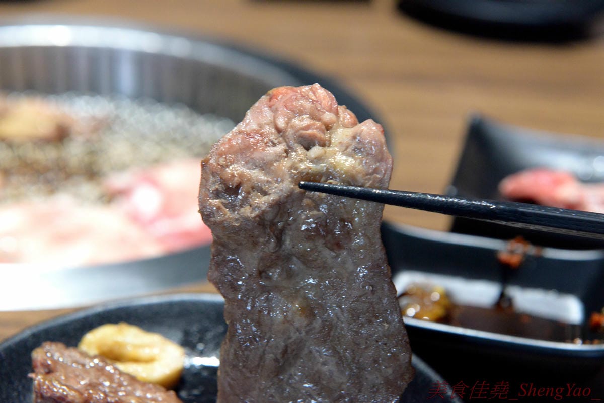 [台中沙鹿]炭火燒肉工房 沙鹿店 – 海線燒烤吃到飽餐廳又一新生力軍,免服務費,500元就能享有50種左右的肉類海鮮食材吃到飽,食材新鮮、肉品份量給得大方、送肉速度頗快、店員服務態度積極,正