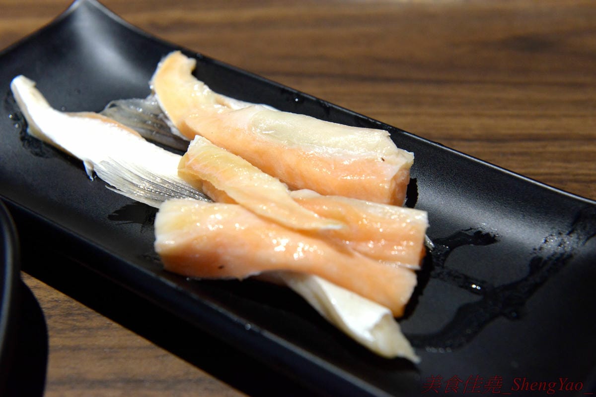 [台中沙鹿]炭火燒肉工房 沙鹿店 – 海線燒烤吃到飽餐廳又一新生力軍,免服務費,500元就能享有50種左右的肉類海鮮食材吃到飽,食材新鮮、肉品份量給得大方、送肉速度頗快、店員服務態度積極,正