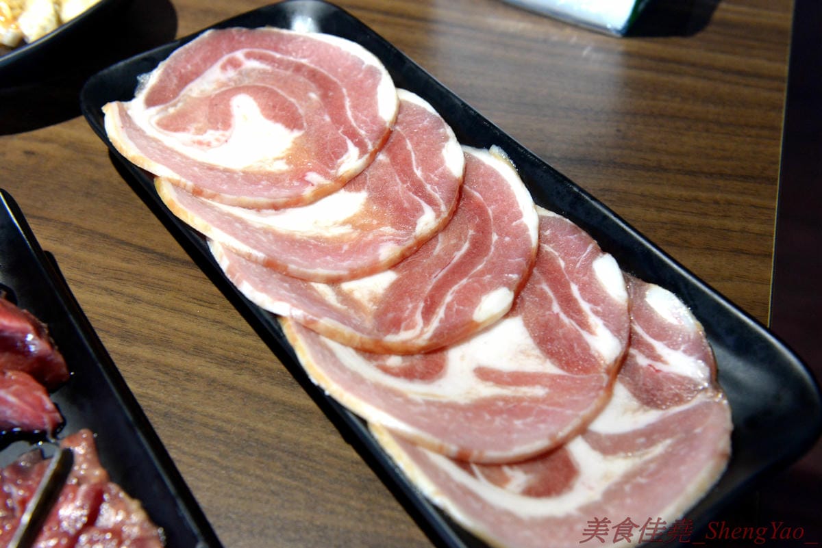 [台中沙鹿]炭火燒肉工房 沙鹿店 – 海線燒烤吃到飽餐廳又一新生力軍,免服務費,500元就能享有50種左右的肉類海鮮食材吃到飽,食材新鮮、肉品份量給得大方、送肉速度頗快、店員服務態度積極,正