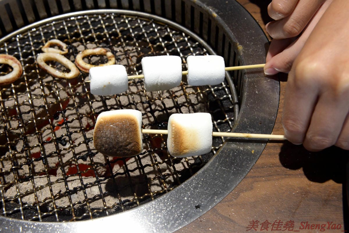 [台中沙鹿]炭火燒肉工房 沙鹿店 – 海線燒烤吃到飽餐廳又一新生力軍,免服務費,500元就能享有50種左右的肉類海鮮食材吃到飽,食材新鮮、肉品份量給得大方、送肉速度頗快、店員服務態度積極,正