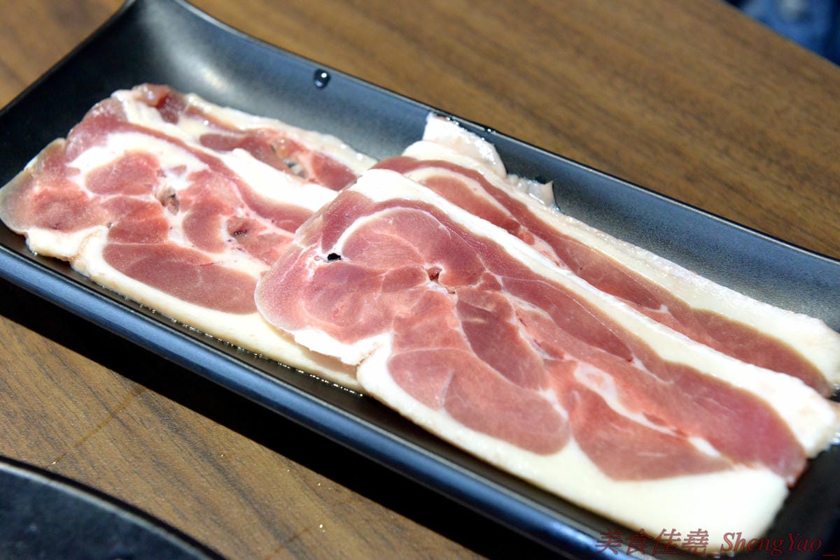 [台中沙鹿]炭火燒肉工房 沙鹿店 – 海線燒烤吃到飽餐廳又一新生力軍,免服務費,500元就能享有50種左右的肉類海鮮食材吃到飽,食材新鮮、肉品份量給得大方、送肉速度頗快、店員服務態度積極,正