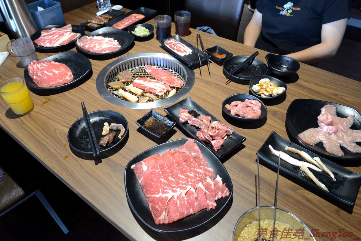 [台中沙鹿]炭火燒肉工房 沙鹿店 – 海線燒烤吃到飽餐廳又一新生力軍,免服務費,500元就能享有50種左右的肉類海鮮食材吃到飽,食材新鮮、肉品份量給得大方、送肉速度頗快、店員服務態度積極,正