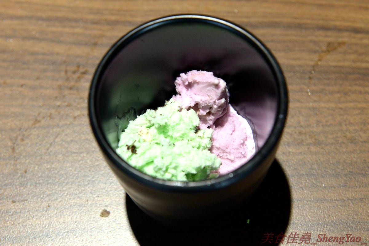 [台中沙鹿]炭火燒肉工房 沙鹿店 – 海線燒烤吃到飽餐廳又一新生力軍,免服務費,500元就能享有50種左右的肉類海鮮食材吃到飽,食材新鮮、肉品份量給得大方、送肉速度頗快、店員服務態度積極,正