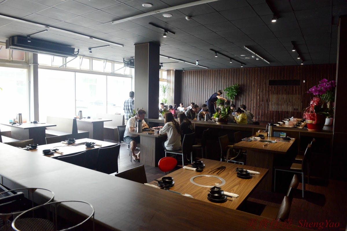 [台中沙鹿]炭火燒肉工房 沙鹿店 – 海線燒烤吃到飽餐廳又一新生力軍,免服務費,500元就能享有50種左右的肉類海鮮食材吃到飽,食材新鮮、肉品份量給得大方、送肉速度頗快、店員服務態度積極,正