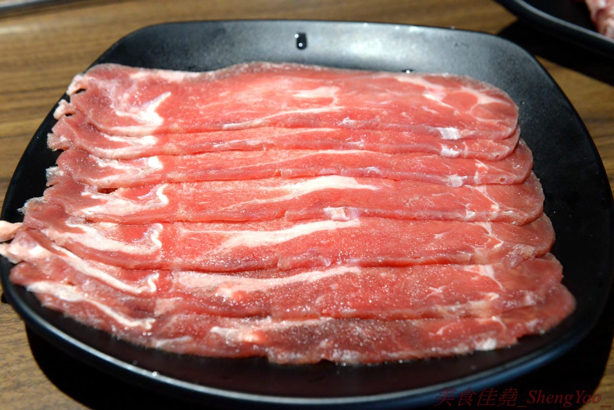 [台中沙鹿]炭火燒肉工房 沙鹿店 – 海線燒烤吃到飽餐廳又一新生力軍,免服務費,500元就能享有50種左右的肉類海鮮食材吃到飽,食材新鮮、肉品份量給得大方、送肉速度頗快、店員服務態度積極,正