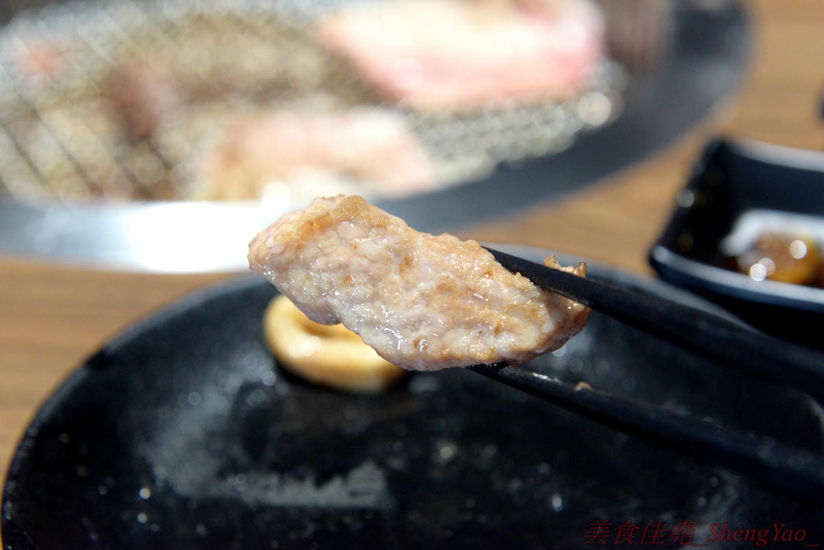 [台中沙鹿]炭火燒肉工房 沙鹿店 – 海線燒烤吃到飽餐廳又一新生力軍,免服務費,500元就能享有50種左右的肉類海鮮食材吃到飽,食材新鮮、肉品份量給得大方、送肉速度頗快、店員服務態度積極,正