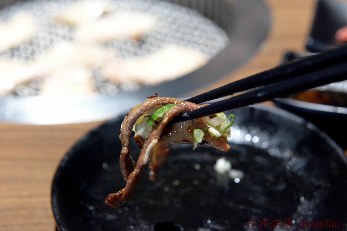 [台中沙鹿]炭火燒肉工房 沙鹿店 – 海線燒烤吃到飽餐廳又一新生力軍,免服務費,500元就能享有50種左右的肉類海鮮食材吃到飽,食材新鮮、肉品份量給得大方、送肉速度頗快、店員服務態度積極,正