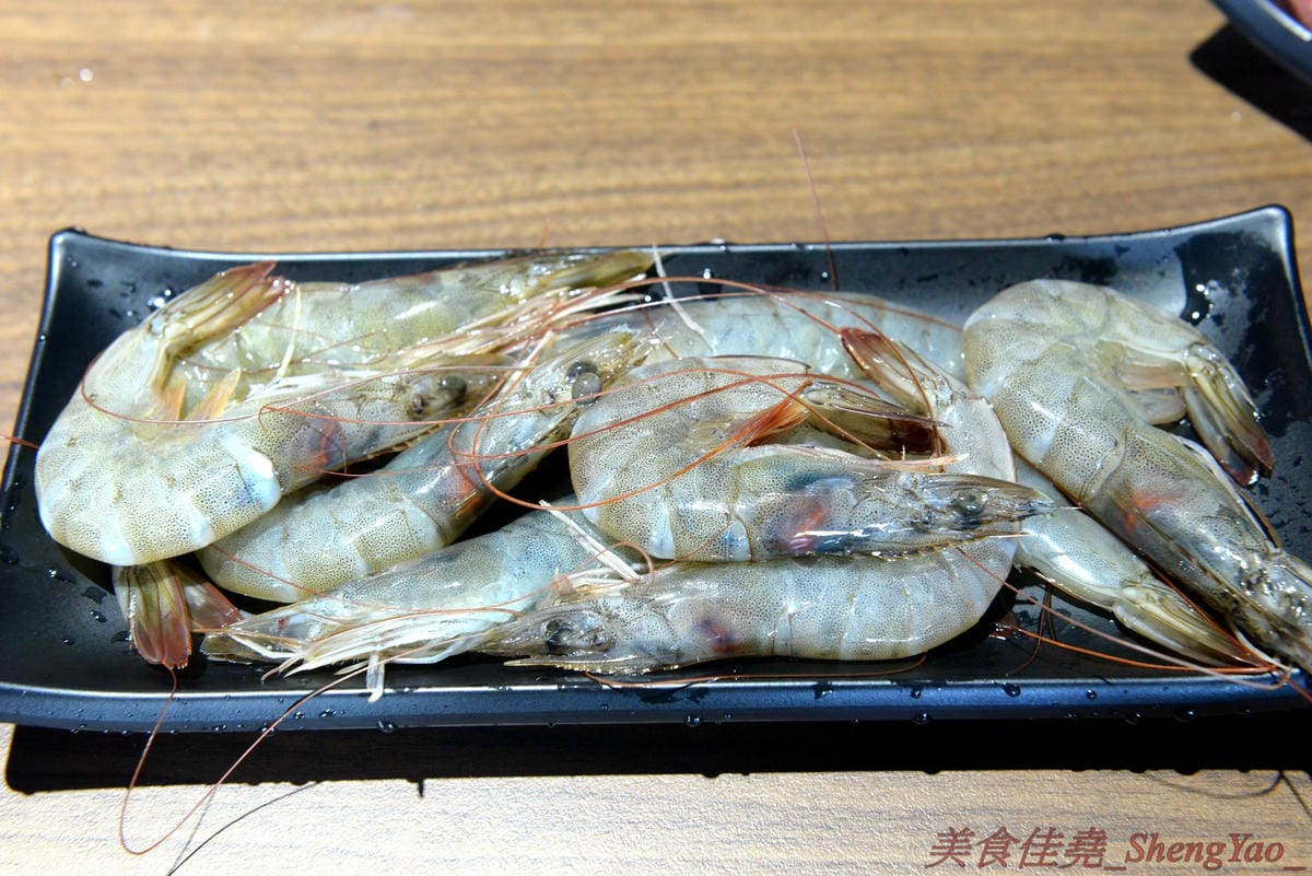 [台中沙鹿]炭火燒肉工房 沙鹿店 – 海線燒烤吃到飽餐廳又一新生力軍,免服務費,500元就能享有50種左右的肉類海鮮食材吃到飽,食材新鮮、肉品份量給得大方、送肉速度頗快、店員服務態度積極,正