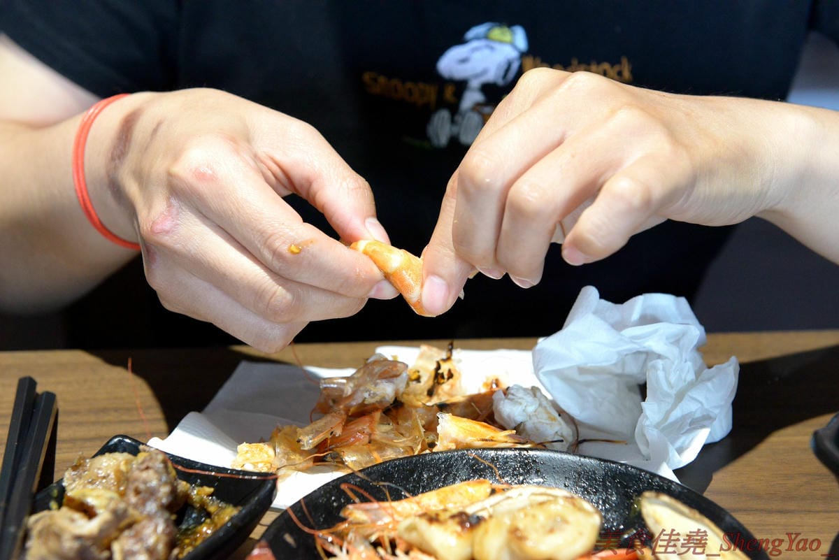 [台中沙鹿]炭火燒肉工房 沙鹿店 – 海線燒烤吃到飽餐廳又一新生力軍,免服務費,500元就能享有50種左右的肉類海鮮食材吃到飽,食材新鮮、肉品份量給得大方、送肉速度頗快、店員服務態度積極,正