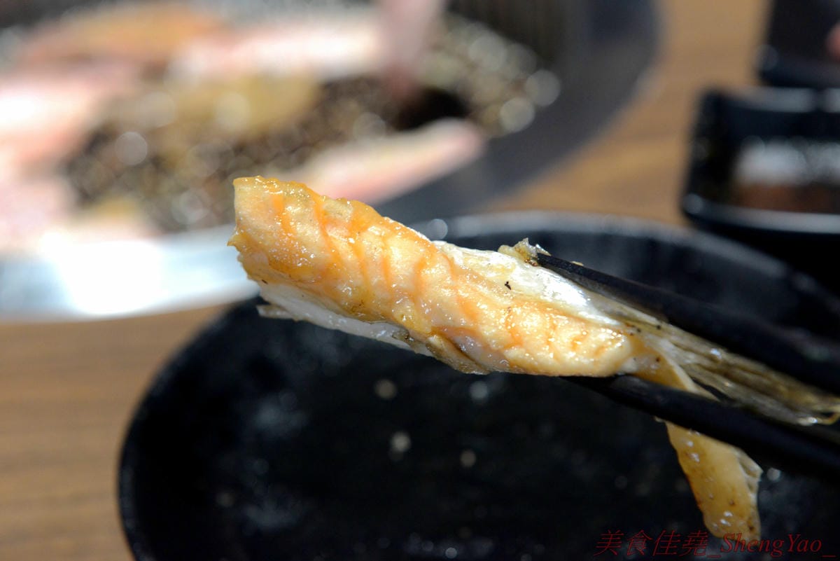 [台中沙鹿]炭火燒肉工房 沙鹿店 – 海線燒烤吃到飽餐廳又一新生力軍,免服務費,500元就能享有50種左右的肉類海鮮食材吃到飽,食材新鮮、肉品份量給得大方、送肉速度頗快、店員服務態度積極,正