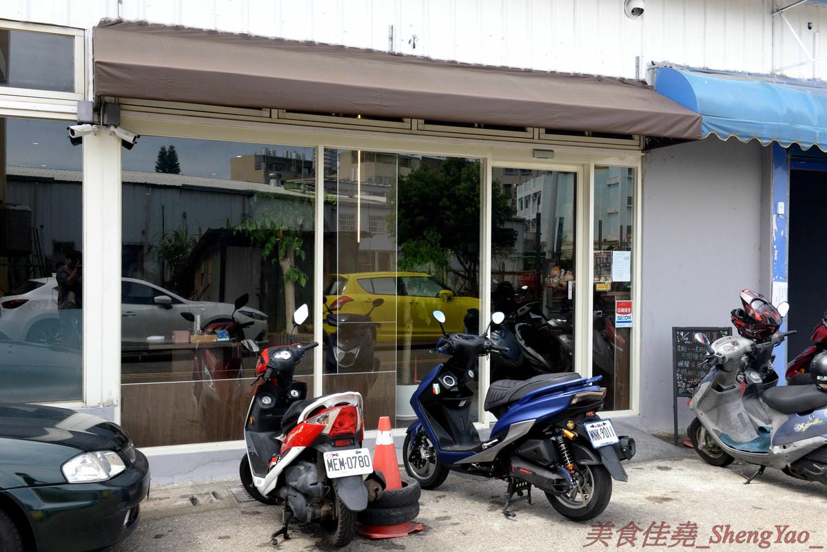 [台中沙鹿]炭火燒肉工房 沙鹿店 – 海線燒烤吃到飽餐廳又一新生力軍,免服務費,500元就能享有50種左右的肉類海鮮食材吃到飽,食材新鮮、肉品份量給得大方、送肉速度頗快、店員服務態度積極,正