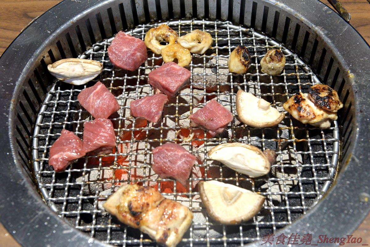 [台中沙鹿]炭火燒肉工房 沙鹿店 – 海線燒烤吃到飽餐廳又一新生力軍,免服務費,500元就能享有50種左右的肉類海鮮食材吃到飽,食材新鮮、肉品份量給得大方、送肉速度頗快、店員服務態度積極,正