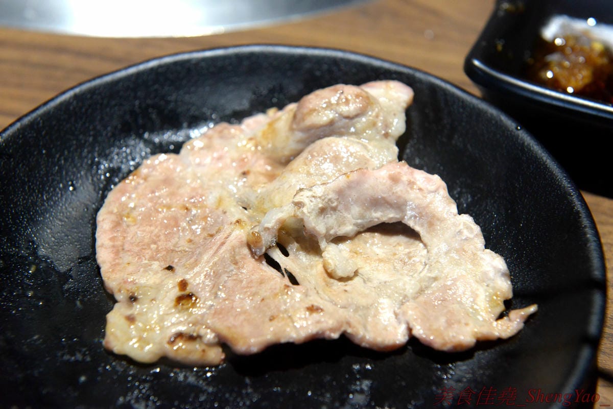 [台中沙鹿]炭火燒肉工房 沙鹿店 – 海線燒烤吃到飽餐廳又一新生力軍,免服務費,500元就能享有50種左右的肉類海鮮食材吃到飽,食材新鮮、肉品份量給得大方、送肉速度頗快、店員服務態度積極,正