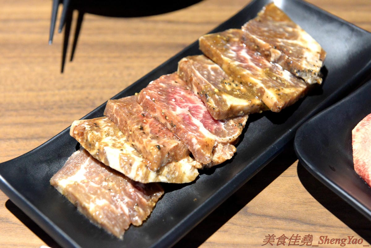 [台中沙鹿]炭火燒肉工房 沙鹿店 – 海線燒烤吃到飽餐廳又一新生力軍,免服務費,500元就能享有50種左右的肉類海鮮食材吃到飽,食材新鮮、肉品份量給得大方、送肉速度頗快、店員服務態度積極,正