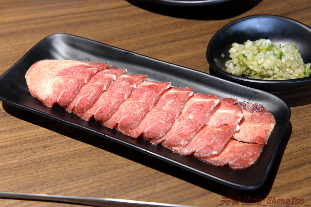 [台中沙鹿]炭火燒肉工房 沙鹿店 – 海線燒烤吃到飽餐廳又一新生力軍,免服務費,500元就能享有50種左右的肉類海鮮食材吃到飽,食材新鮮、肉品份量給得大方、送肉速度頗快、店員服務態度積極,正