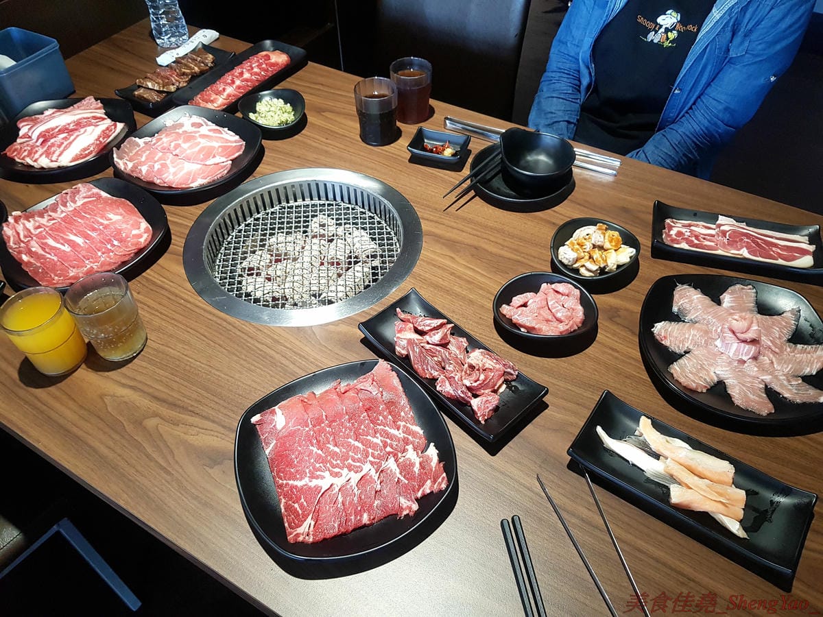 [台中沙鹿]炭火燒肉工房 沙鹿店 – 海線燒烤吃到飽餐廳又一新生力軍,免服務費,500元就能享有50種左右的肉類海鮮食材吃到飽,食材新鮮、肉品份量給得大方、送肉速度頗快、店員服務態度積極,正