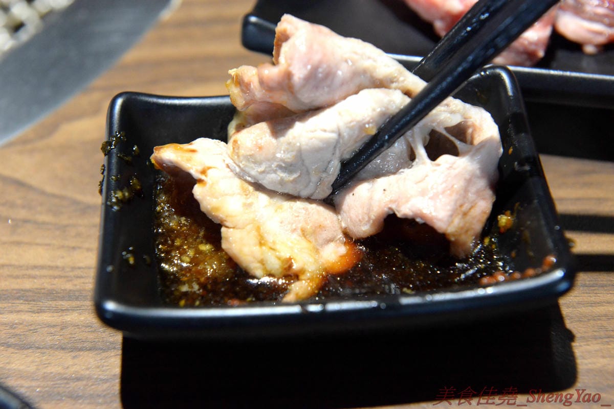 [台中沙鹿]炭火燒肉工房 沙鹿店 – 海線燒烤吃到飽餐廳又一新生力軍,免服務費,500元就能享有50種左右的肉類海鮮食材吃到飽,食材新鮮、肉品份量給得大方、送肉速度頗快、店員服務態度積極,正