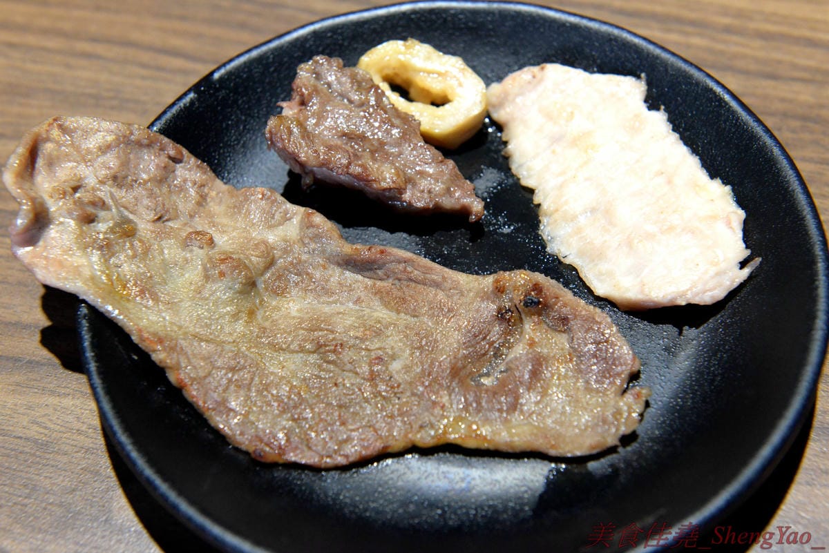 [台中沙鹿]炭火燒肉工房 沙鹿店 – 海線燒烤吃到飽餐廳又一新生力軍,免服務費,500元就能享有50種左右的肉類海鮮食材吃到飽,食材新鮮、肉品份量給得大方、送肉速度頗快、店員服務態度積極,正